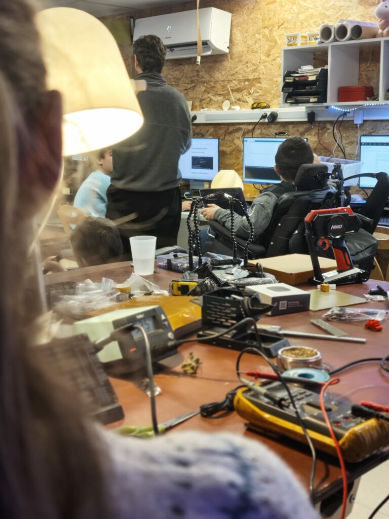 Jeunes participant à un stage FabLab en centre de loisirs