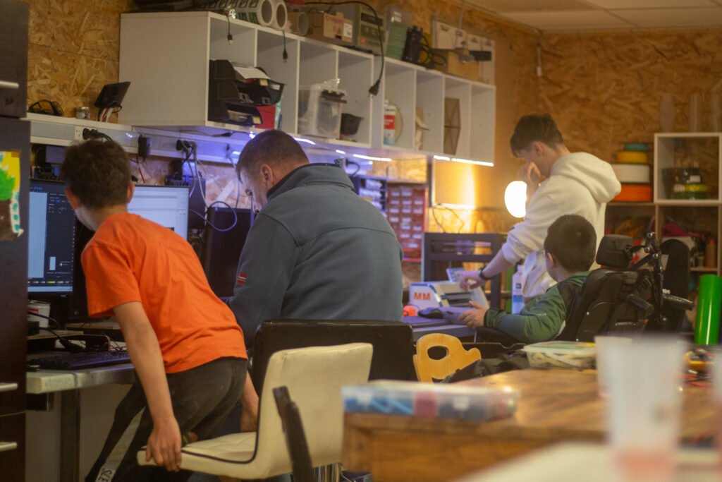 Atelier FabLab intergénérationnel avec des jeunes et des seniors dans le Puy-de-Dôme